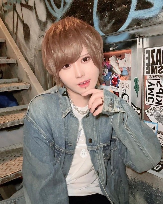 Dengan baju yang sama, begini penampilannya setelah makeup maksimal.Foto: Dok. Instagram/Twitter Hatenyan