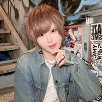 Dengan baju yang sama, begini penampilannya setelah makeup maksimal.Foto: Dok. Instagram/Twitter Hatenyan