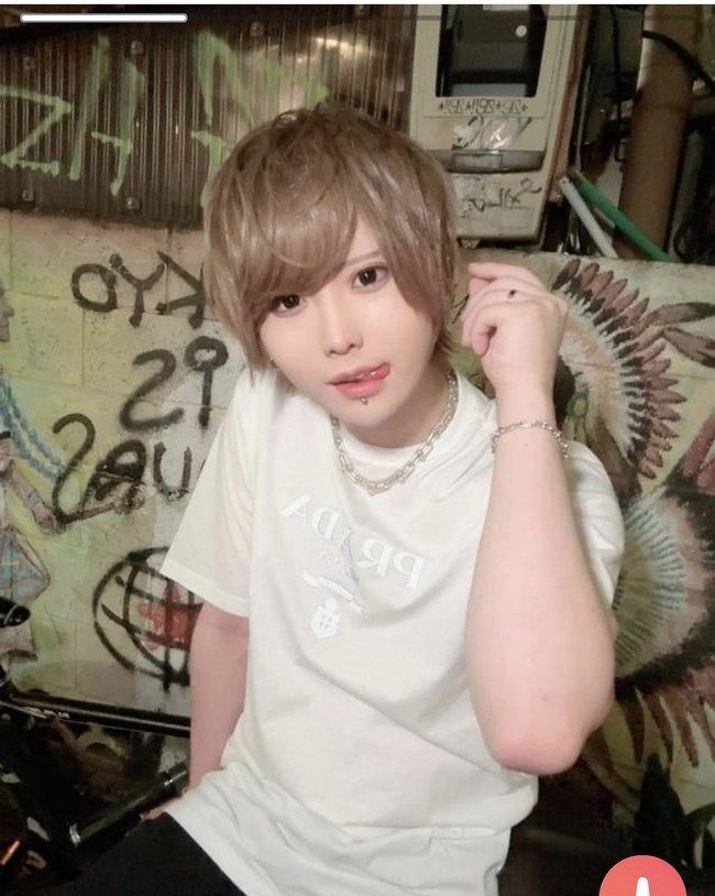 Dalam foto-fotonya di Instagram, pemilik akun @2g_boy tersebut sering memamerkan penampilan menarik. Wajah dan busananya pun mirip seperti seorang pria muda yang tampan. Foto: Dok. Instagram/Twitter Hatenyan