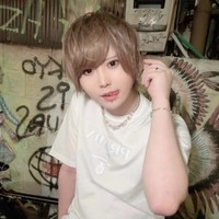 Dalam foto-fotonya di Instagram, pemilik akun @2g_boy tersebut sering memamerkan penampilan menarik. Wajah dan busananya pun mirip seperti seorang pria muda yang tampan. Foto: Dok. Instagram/Twitter Hatenyan