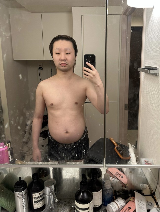 Tapi dalam postingannya di Twitter, Hatenyan mengungkap penampilan aslinya. Dalam sebuah foto yang viral, ia mengaku pernah membuat seorang wanita marah ketika melihat wajahnya tanpa makeup. Foto: Dok. Instagram/Twitter Hatenyan