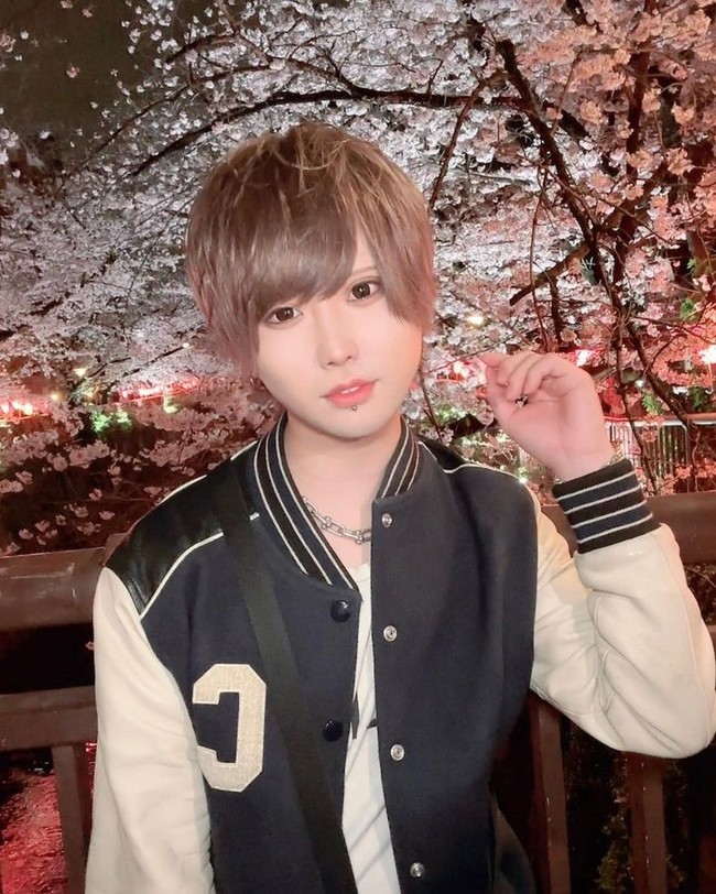 Seorang pria yang dikenal sebagai Hatenyan jadi viral karena transformasinya. Dalam berbagai postingan di Twitter, ia bikin netizen terkejut karena perbedaan foto sebelum dan sesudah merias wajah. Foto: Dok. Instagram/Twitter Hatenyan