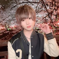 Seorang pria yang dikenal sebagai Hatenyan jadi viral karena transformasinya. Dalam berbagai postingan di Twitter, ia bikin netizen terkejut karena perbedaan foto sebelum dan sesudah merias wajah. Foto: Dok. Instagram/Twitter Hatenyan