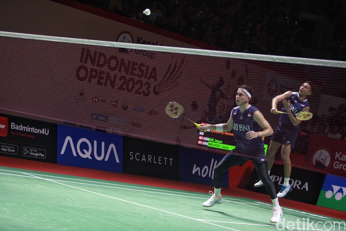 Pasangan ganda Indonesia Fajar Alfian dan Rian Ardianto berhasil mengalahkan pasangan Denmark Jeppe Bay dan Lasse Molhede dalam penyisihan Indonesia Open 2023, di Istora Senayan, Jakarta, Selasa (13/6/2023).