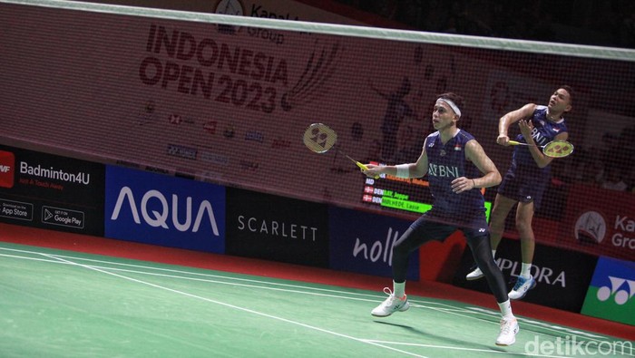 Pasangan ganda Indonesia Fajar Alfian dan Rian Ardianto berhasil mengalahkan pasangan Denmark Jeppe Bay dan Lasse Molhede dalam penyisihan Indonesia Open 2023, di Istora Senayan, Jakarta, Selasa (13/6/2023).