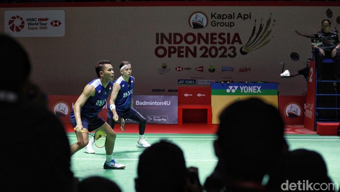Pasangan ganda Indonesia Fajar Alfian dan Rian Ardianto berhasil mengalahkan pasangan Denmark Jeppe Bay dan Lasse Molhede dalam penyisihan Indonesia Open 2023, di Istora Senayan, Jakarta, Selasa (13/6/2023).