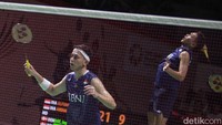 Fajri, sebutan dari para suporter Indonesia untuk Fajar/Rian, memulai gim kedua dengan mulus. Pasangan ganda putra nomor satu dunia itu membuka keunggulan 5-1, lalu memimpin 11-6 saat jeda.  