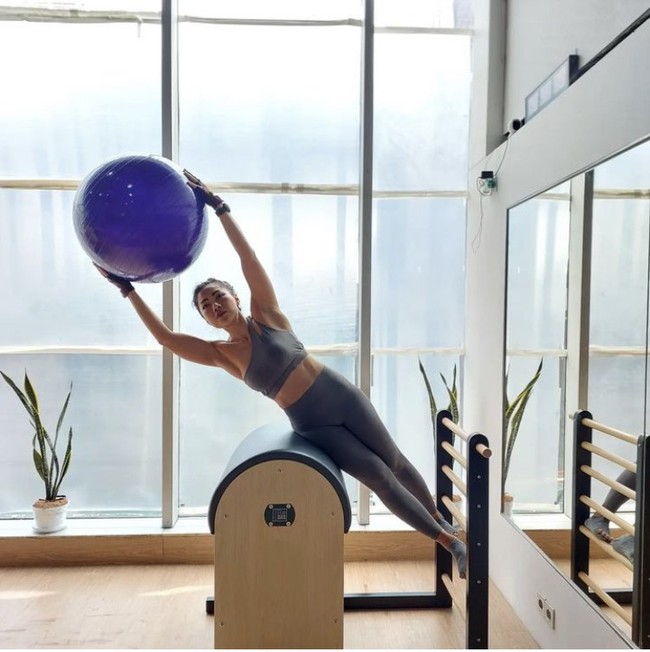 Terlepas dari sorotan publik tentangnya, Inge Anugrah kerap berbagi rangkaian aktivitasnya di media sosial. Gayanya itu pun turut menjadi perhatian karena tampil bugar memamerkan otot dan perut rata. Foto: Dok. Instagram inge_anugrah