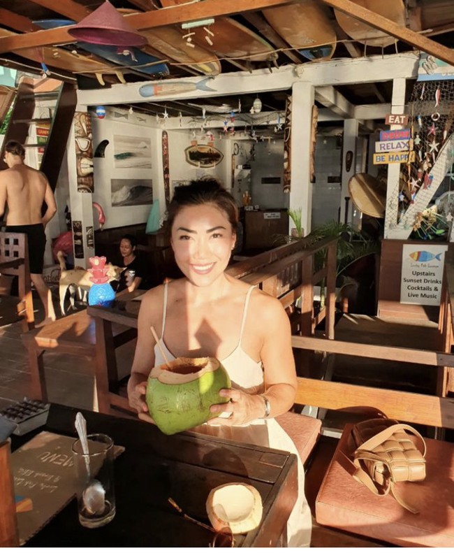 Ini gaya Inge Anugrah mengenakan dress yang terlihat anggun dan seksi. Pulasan makeup natural membuat wajahnya terlihat fresh. Foto: Dok. Instagram inge_anugrah