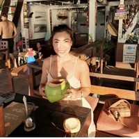 Ini gaya Inge Anugrah mengenakan dress yang terlihat anggun dan seksi. Pulasan makeup natural membuat wajahnya terlihat fresh. Foto: Dok. Instagram inge_anugrah