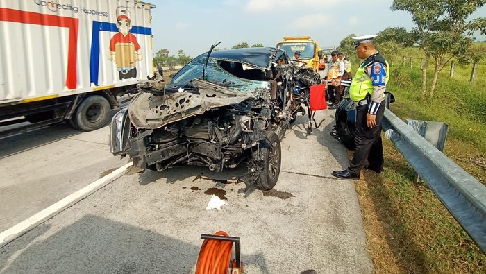 Innova pecah ban tabrak truk di Tol Jombang Mojokerto