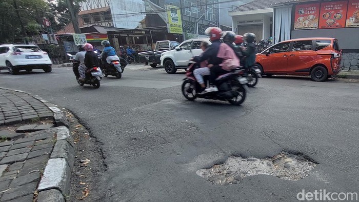 Jalan berlubang di Bandung.