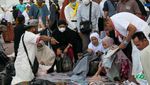 Jamaah Haji Indonesia Serbu Pasar Oleh-oleh Dadakan di Makkah
