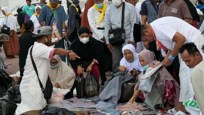 Jamaah Haji Indonesia Serbu Pasar Oleh-oleh Dadakan di Mekkah Jamaah calon haji memilih makanan yang dijual di sekitar hotel kawasan Syisyah, Mekah, Arab Saudi, Senin (12/6/2023). Penjual dadakan mulai membanjiri kawasan hotel tempat jamaah Indonesia menginap dengan menjual pakaian dan suvenir untuk oleh - oleh keluarga di tanah air. ANTARA FOTO/Wahyu Putro A/nym.