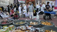 Mereka menjual pakaian dan suvenir untuk oleh-oleh keluarga di tanah air.