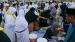 Jamaah Haji Indonesia Serbu Pasar Oleh-oleh Dadakan di Makkah