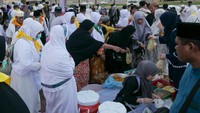 Pasar dadakan muncul setiap musim haji tiba.  