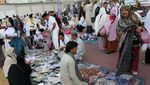 Jamaah Haji Indonesia Serbu Pasar Oleh-oleh Dadakan di Makkah