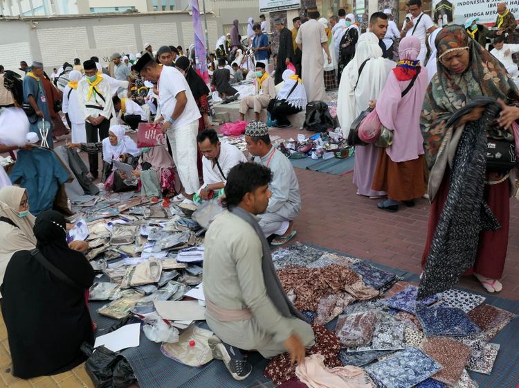 Jamaah Haji Indonesia Serbu Pasar Oleh-oleh Dadakan di Makkah