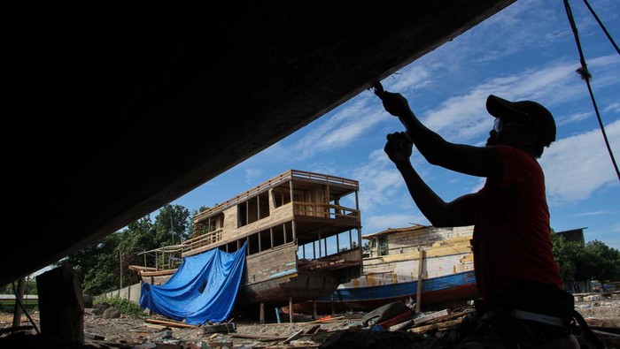 Jasa Perbaikan Kapal Nelayan di Takalar Sulsel Pekerja menyelesaikan perbaikan kapal di Desa Aeng Batu-Batu, Kabupaten Takalar, Sulawesi Selatan, Selasa (13/6/2023). Pekerja setempat menyatakan tarif perbaikan kapal di daerah itu mencapai Rp3 juta hingga Rp120 juta tergantung tingkat kerusakan dan ukuran kapal. ANTARA FOTO/Arnas Padda/aww.