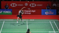 Gregoria awali gim pertama dengan pertarungan ketat, kalah tipis di interval 10-11. Gregoria terus mengejar sampai 18-19 tapi akhirnya kalah juga 19-21.