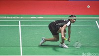 Di gim kedua, Sindhu pertahankan momentum untuk unggul di interval 11-7. Gregoria sempat tertinggal cukup jauh, 9-18 dan akhirnya takluk 15-21.