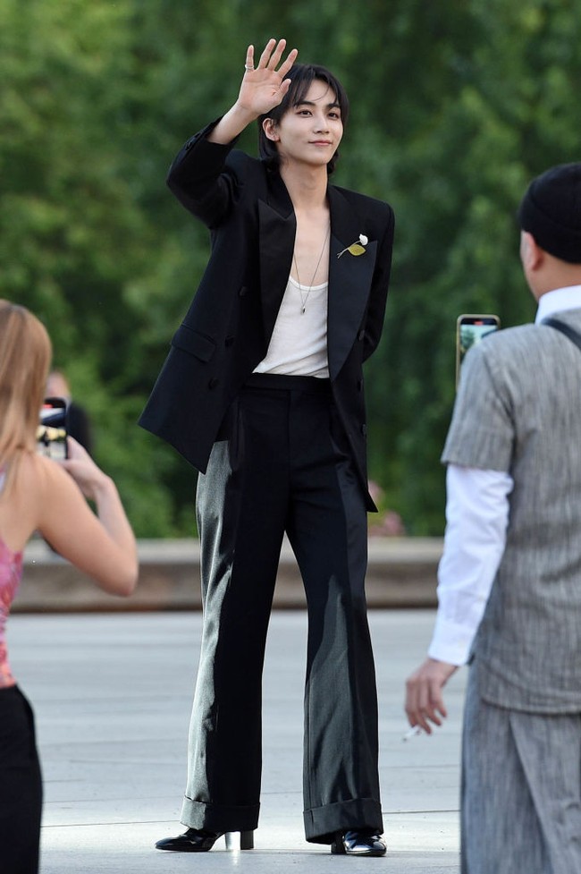 Visual Jeonghan yang ganteng namun juga cantik menuai pujian penggemarnya. “Jeonghan, the most beautiful person in Berlin last night,” tulis netizen. “Yoon Jeonghan is causing a frenzy with his breathtaking visuals at YSL Berlin!” tulis netizen lainnya. “JEONGHAN GANTENG BANGETTTT,” tulis netizen dari Indonesia. Foto: Gerald Matzka/Getty Images