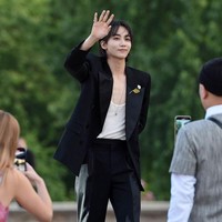 Visual Jeonghan yang ganteng namun juga cantik menuai pujian penggemarnya. “Jeonghan, the most beautiful person in Berlin last night,” tulis netizen. “Yoon Jeonghan is causing a frenzy with his breathtaking visuals at YSL Berlin!” tulis netizen lainnya. “JEONGHAN GANTENG BANGETTTT,” tulis netizen dari Indonesia. Foto: Gerald Matzka/Getty Images