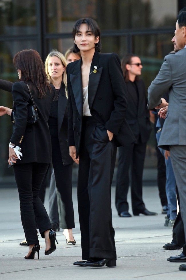 Jeonghan hadir pastinya dengan memakai busana Saint Laurent dari ujung kaki hingga kepala. Dia mengenakan tank top, celana dan blazer dari Saint Laurent. Begitu juga sepatunya yang berhak dari brand Saint Laurent yang harganya sekitar Rp 20 jutaan. Foto: Gerald Matzka/Getty Images