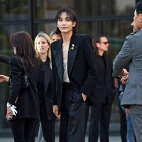 Jeonghan hadir pastinya dengan memakai busana Saint Laurent dari ujung kaki hingga kepala. Dia mengenakan tank top, celana dan blazer dari Saint Laurent. Begitu juga sepatunya yang berhak dari brand Saint Laurent yang harganya sekitar Rp 20 jutaan. Foto: Gerald Matzka/Getty Images