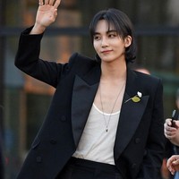 Yoon Jeonghan merupakan satu dari 13 personel Seventeen yang visualnya kerap dipuja para wanita. Pria 27 tahun itu merupakan vokalis inti di Seventeen, grup K-Pop yang debut sejak 2015. Foto: Gerald Matzka/Getty Images