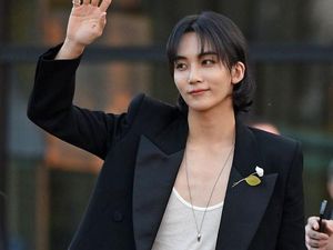 8 Foto Jeonghan Seventeen Hadiri Fashion Show YSL, Visualnya Bikin Terpana