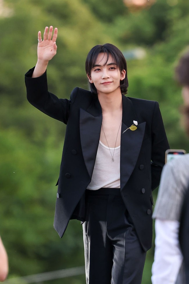 Ini bukan pertamakalinya bagi Jeonghan Seventeen datang ke acara Saint Laurent. Sebelumnya pada gelaran Paris Fashion Week 2023 dia juga hadir untuk menonton fashion show koleksi pria Saint Laurent Fall/Winter. Foto: Gerald Matzka/Getty Images