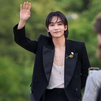 Ini bukan pertamakalinya bagi Jeonghan Seventeen datang ke acara Saint Laurent. Sebelumnya pada gelaran Paris Fashion Week 2023 dia juga hadir untuk menonton fashion show koleksi pria Saint Laurent Fall/Winter. Foto: Gerald Matzka/Getty Images