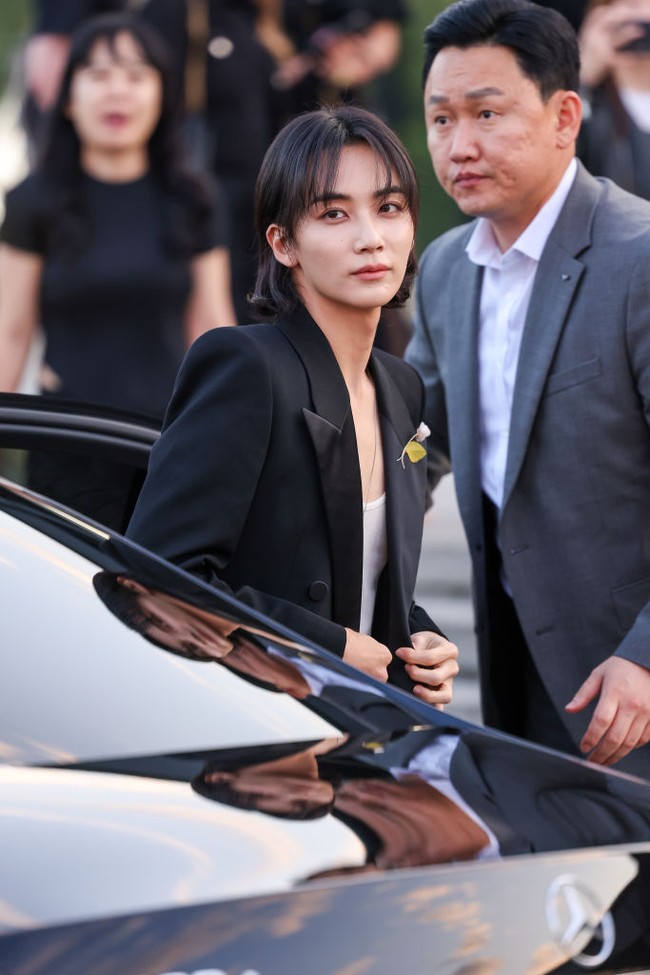 Jeonghan personel Seventeen terbang dari Korea Selatan ke Berlin, Jerman untuk menghadiri fashion show koleksi pria Saint Laurent 2024. Foto: Gerald Matzka/Getty Images