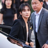 Jeonghan personel Seventeen terbang dari Korea Selatan ke Berlin, Jerman untuk menghadiri fashion show koleksi pria Saint Laurent 2024. Foto: Gerald Matzka/Getty Images