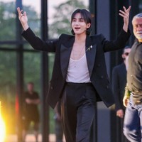 Kehadiran Jeonghan di Berlin ini jadi perbincangan netizen di media sosial khususnya para penggemar Seventeen. Penampilan Jeonghan yang effortless tetap memesona. Foto: Gerald Matzka/Getty Images