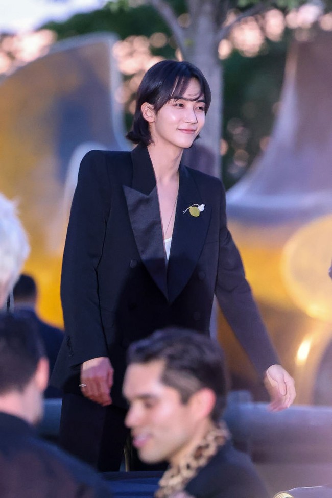Idol K-Pop dengan nama lengkap Yoon Jeonghan itu tiba di lokasi fashion show Yves Saint Laurent di Neue Nationalgalerie, Berlin Jerman pada 12 Juni 2023. Jeonghan tampil dalam balutan busana hitam putih. Foto: Gerald Matzka/Getty Images