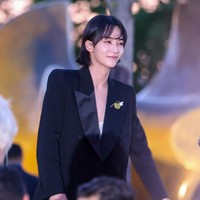 Idol K-Pop dengan nama lengkap Yoon Jeonghan itu tiba di lokasi fashion show Yves Saint Laurent di Neue Nationalgalerie, Berlin Jerman pada 12 Juni 2023. Jeonghan tampil dalam balutan busana hitam putih. Foto: Gerald Matzka/Getty Images