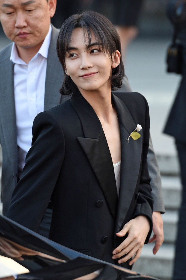 Jeonghan disambut dengan teriakan riuh fansnya dan Seventeen saat turun dari mobil dan menginjakkan kakinya di Neue Nationalgalerie, Berlin Jerman tempat berlangsungnya fashion show koleksi pria Saint Laurent 2024. Foto: Gerald Matzka/Getty Images