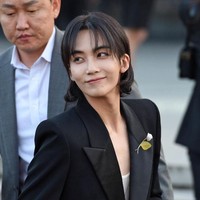 Jeonghan disambut dengan teriakan riuh fansnya dan Seventeen saat turun dari mobil dan menginjakkan kakinya di Neue Nationalgalerie, Berlin Jerman tempat berlangsungnya fashion show koleksi pria Saint Laurent 2024. Foto: Gerald Matzka/Getty Images