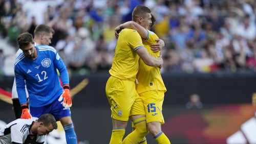 Ukraines Artem Dovbyk, left, and Viktor Tsygankov celebrate their sides third goal during a friendly soccer match between Germany and Ukraine in Bremen, Germany, Monday, June 12, 2023. It is the 1000st match for the German national soccer team. (AP Photo/Martin Meissner)
