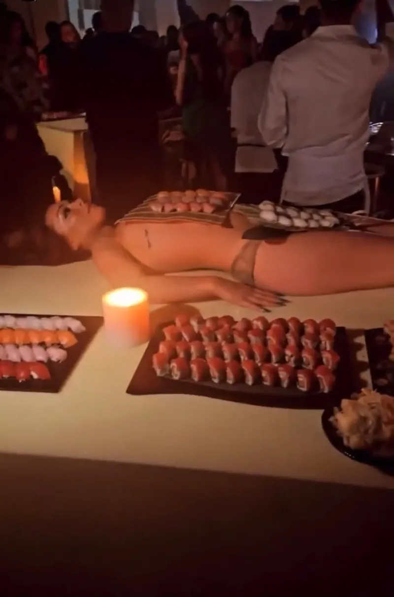 Kanye West Ultah ke-46, Sajiannya Sushi di Atas Tubuh Wanita Telanjang!