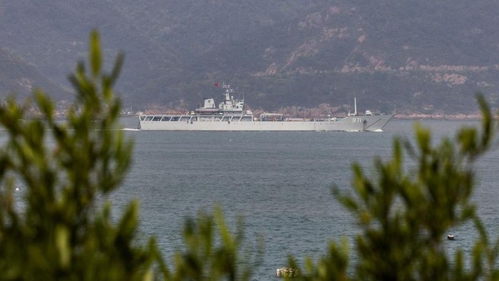 A Chinese warship sails during a military drill near Fuzhou, Fujian Province, near the Taiwan-controlled Matsu Islands that are close to the Chinese coast, China, April 8, 2023. REUTERS/Thomas Peter