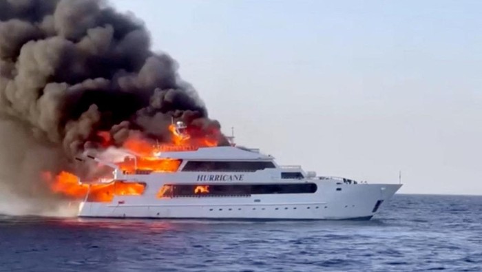 Kapal Pesiar di Mesir Terbakar, 3 Turis Inggris Hilang Plumes of smoke erupt from a yacht on fire in Marsa Alam, Egypt, June 11, 2023 in this screengrab taken from a handout video. Mohamed Al-Saif/Handout via REUTERS THIS IMAGE HAS BEEN SUPPLIED BY A THIRD PARTY. MANDATORY CREDIT. TPX IMAGES OF THE DAY