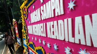 Karangan bunga tersebut berisi kalimat dukungan untuk David.  
