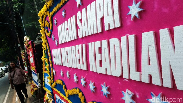 Karangan bunga dukungan untuk David Ozora yang jadi korban penganiayaan oleh Mario Dandy berjejer di depan PN Jaksel. Tulisan di karangan bunga tersebut juga menyentil Dandy sebagai penguasa Jaksel.