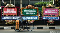 Salah satu isi tulisan di karangan bunga tersebut adalah penguasa Jaksel yang menyentil Mario Dandy. Celetukan ini sebelumnya disampaikan ayah David, Jonathan Latumahina.  