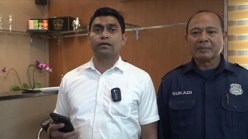 Kasat Reskrim Kompol Losa Lusiano Araujo didampingi Kasi Humas AKP I Ketut Sukadi memberikan keterangan mengenai kasus penodongan airsoft gun di Polresta Denpasar, Selasa (13/6/2023).