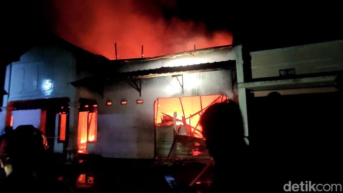 Kebakaran rumah produksi kerupuk di Pati, Selasa (13/6/2023) dini hari.